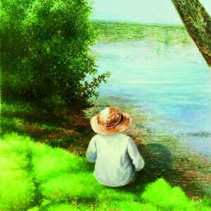 Eine Person mit Strohhut und weißem Hemd sitzt an einem Gewässer auf der Grünfläche. Links neben ihr ist ein grüner Busch zusehen. Rechts neben der Person ein Baumstamm, der ins Bild ragt. Die Person sitzt vom Betrachter abgewandt.