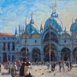 Gemälde einer belebten Szene auf dem Markusplatz in Venedig, mit vielen Menschen im Vordergrund und der prächtigen Basilika San Marco im Hintergrund. Die Kuppeln der Kirche leuchten in Blautönen unter einem leicht bewölkten Himmel.