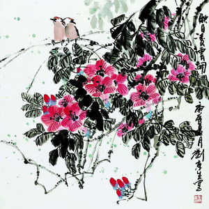 Mehrere Äste eines Kirschbaums, mit Kirschblüten und Blättern, auf dem zwei Vögel dicht zusammen sitzen. Rechts sind chinesische Schriftzeichen zu erkennen.