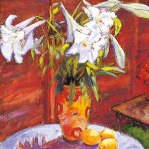 Farbiges Gemälde eines Stilllebens mit weißen Lilien in einer orange-gelben Vase auf einem runden, hellblauen Tisch. Neben der Vase liegen drei gelbe Zitronen. Im Hintergrund ist eine rötlich-braune Wand mit grünen Pflanzen darüber zu sehen.