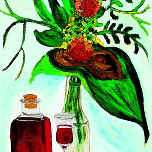 Ein Stillleben, im Vordergrund zu sehen ist eine Flasche mit Korken gefüllt mir Rotwein. Daneben steht ein Weinglas mit Rotwein. Im Hintergrund ist ein Blumenstrauß mit roten Blumen und grünen Blättern in einer Glasvase zu sehen.