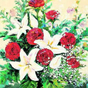 Ein Blumenbuquet aus Iris und roten Rosen in einem Korb mit grünen Blättern dazwischen.