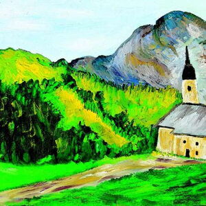 Vor einer Bergkulisse, die zum Teil begrünt ist, steht eine Bergkirche. Zu der Bergkirche führt ein Weg zwischen den Grünflächen des Bergs im Hintergrund und der Grünfläche im Vordergrund.