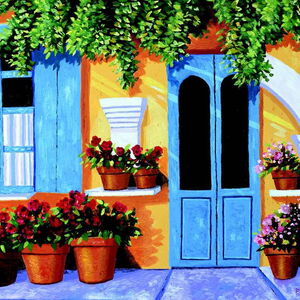 Ein mediterran anmutender Hauseingang eines gelben Hauses mit weißen Säulen und blauer Eingangstür. Daneben ein Fenster im selbe blau sowie blaue Fensterläden. Vor dem Haus stehen mehrere Tontöpfe gefüllt mit blühenden Rosen in rot und rosa.