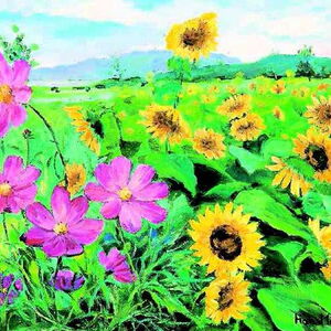 Eine Blumenwiese mit Sonnenblumen und Cosmea vor einem bergigem Hintergrund mit See davor.